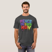 地球に平和を今 グラフィティスタイルのメッセージ Tシャツ (正面フル)