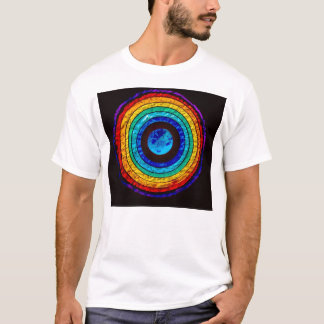 地球のまわりの虹 Tシャツ