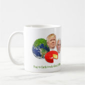 地球のゴーダの車輪2の人のドナルド・トランプのエンドウ豆 コーヒーマグカップ (左)