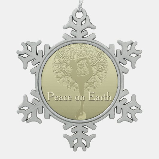 地球のヨガの木の平和 スノーフレークピューターオーナメント (正面)