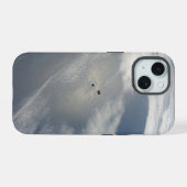 地球の一部を上空で周回する小型衛星 iPhone 15ケース (裏面横)