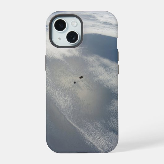 地球の一部を上空で周回する小型衛星 iPhone 15ケース (裏面)