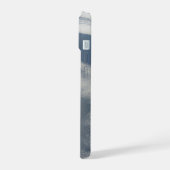地球の一部を周回する小さな衛星たち iPhone 15ケース (左側面)