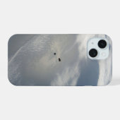 地球の一部を周回する小さな衛星たち iPhone 15ケース (裏面横)