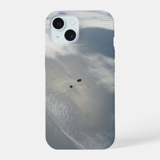 地球の一部を周回する小さな衛星たち iPhone 15ケース (裏面)