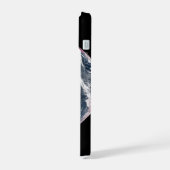 地球の上で植物の成長。 iPhone 15ケース (左側面)