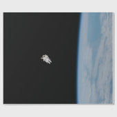 地球の上の宇宙飛行士のSpacewalking ラッピングペーパー (フラット)