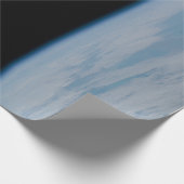 地球の上の宇宙飛行士のSpacewalking ラッピングペーパー (角)