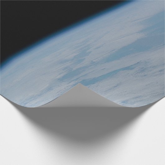 地球の上の宇宙飛行士のSpacewalking ラッピングペーパー (角)