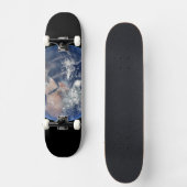 地球の上の東半球。 スケートボード (正面)