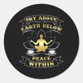 地球の上の空ヨガジム内の平和の下で男性を見る ラウンドシール (正面)