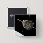 地球の上の軌道にあるハッブル宇宙望遠鏡 缶バッジ (正面&裏面)