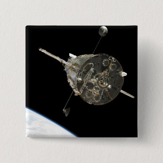 地球の上の軌道にあるハッブル宇宙望遠鏡 缶バッジ (正面)