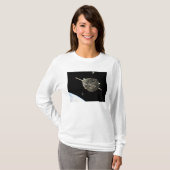 地球の上の軌道にあるハッブル宇宙望遠鏡 Tシャツ (正面フル)