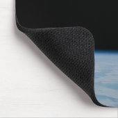 地球の上のNASAの宇宙飛行士のSpacewalking マウスパッド (コーナー)