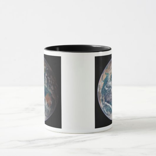 地球の全体像が世界のデータを示している マグカップ (中央)