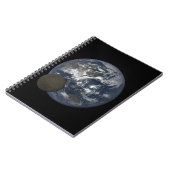 地球の前を移動する月DSCOVR画像 ノートブック (左側)
