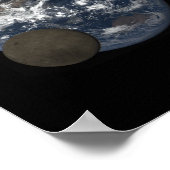 地球の前を移動する月DSCOVR画像 ポスター (角)