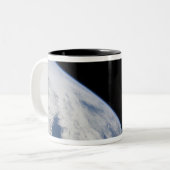 地球の地平線と宇宙の暗黒 ツートーンマグカップ (正面左)