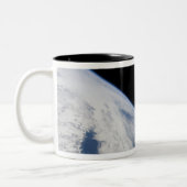 地球の地平線と宇宙の暗黒 ツートーンマグカップ (左)