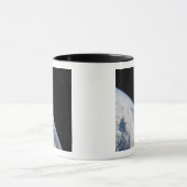 地球の地平線と宇宙の暗黒 マグカップ (中央)
