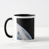 地球の地平線と宇宙の暗黒 マグカップ (左)