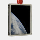 地球の地平線と宇宙の暗黒 メタルオーナメント (右)