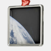 地球の地平線と宇宙の暗黒 メタルオーナメント (左)