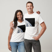 地球の地平線と宇宙の暗黒 Tシャツ (ユニセックス)