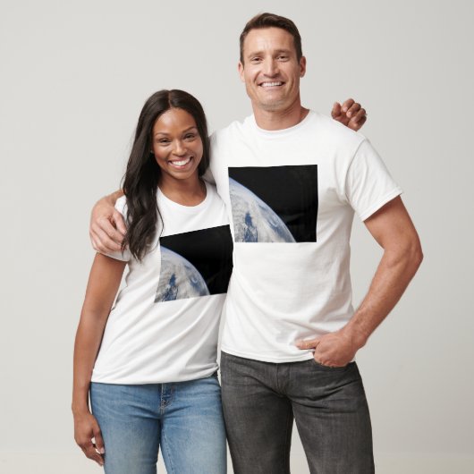 地球の地平線と宇宙の暗黒 Tシャツ (ユニセックス)