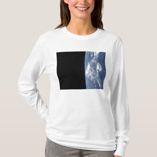 地球の地平線と宇宙2 Tシャツ (正面)