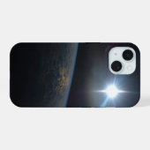 地球の地平線に沈む太陽 iPhone 15ケース (裏面横)