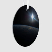 地球の地平線上に沈む太陽。 オーナメント (正面)