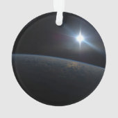 地球の地平線上に沈む太陽。 オーナメント (裏面)