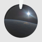 地球の地平線上に沈む太陽。 オーナメント (正面)