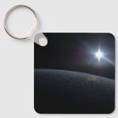 地球の地平線上に沈む太陽。 キーホルダー (正面)