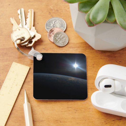 地球の地平線上に沈む太陽。 キーホルダー (デスク)