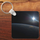 地球の地平線上に沈む太陽。 キーホルダー (正面)