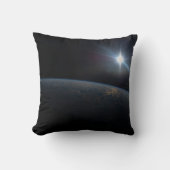 地球の地平線上に沈む太陽。 クッション (正面)