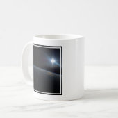 地球の地平線上に沈む太陽。 コーヒーマグカップ (正面左)