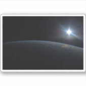 地球の地平線上に沈む太陽。 シール (正面)