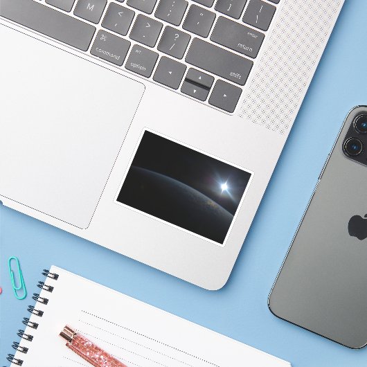 地球の地平線上に沈む太陽。 シール (ノートパソコンとiPhone)