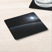 地球の地平線上に沈む太陽。 スクエアペーパーコースター (アングル)