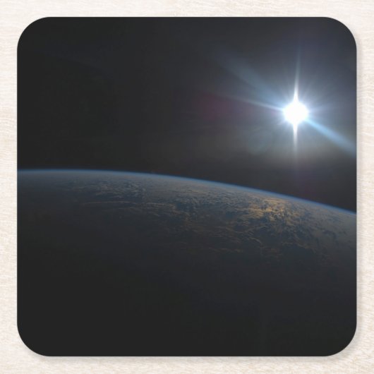 地球の地平線上に沈む太陽。 スクエアペーパーコースター (正面)