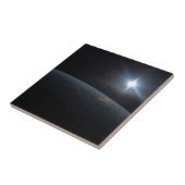 地球の地平線上に沈む太陽。 タイル (側面)