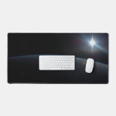 地球の地平線上に沈む太陽。 デスクマット (キーボード&マウス)