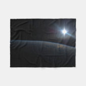 地球の地平線上に沈む太陽。 フリースブランケット (正面(横))