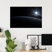 地球の地平線上に沈む太陽。 ポスター (ホームオフィス)