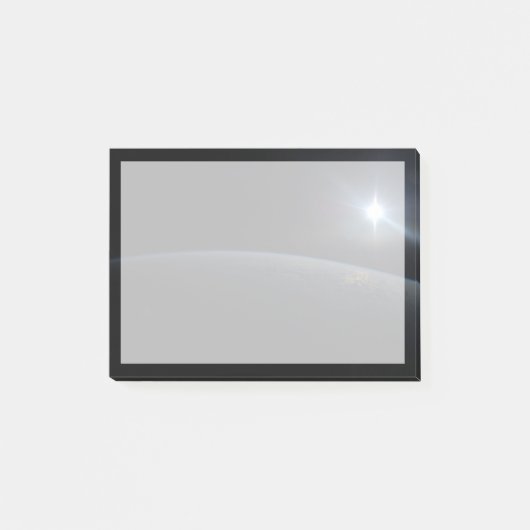 地球の地平線上に沈む太陽。 ポストイット (正面)