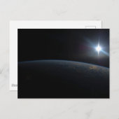 地球の地平線上に沈む太陽。 ポストカード (正面/裏面)